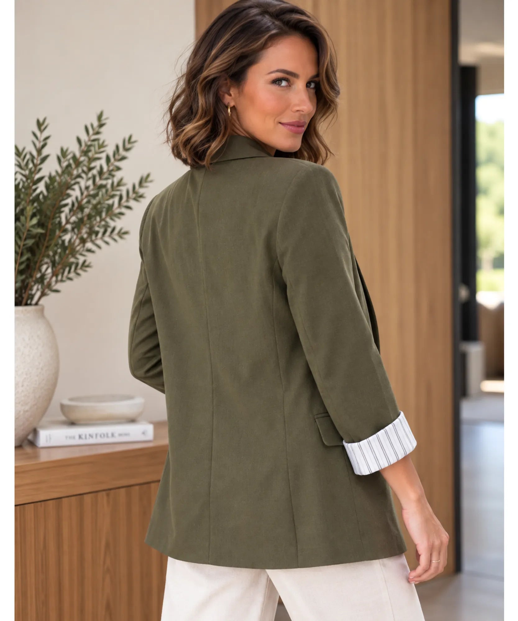 Blazer feminino alfaiataria linho manga 7/8 verde, vista de costas
