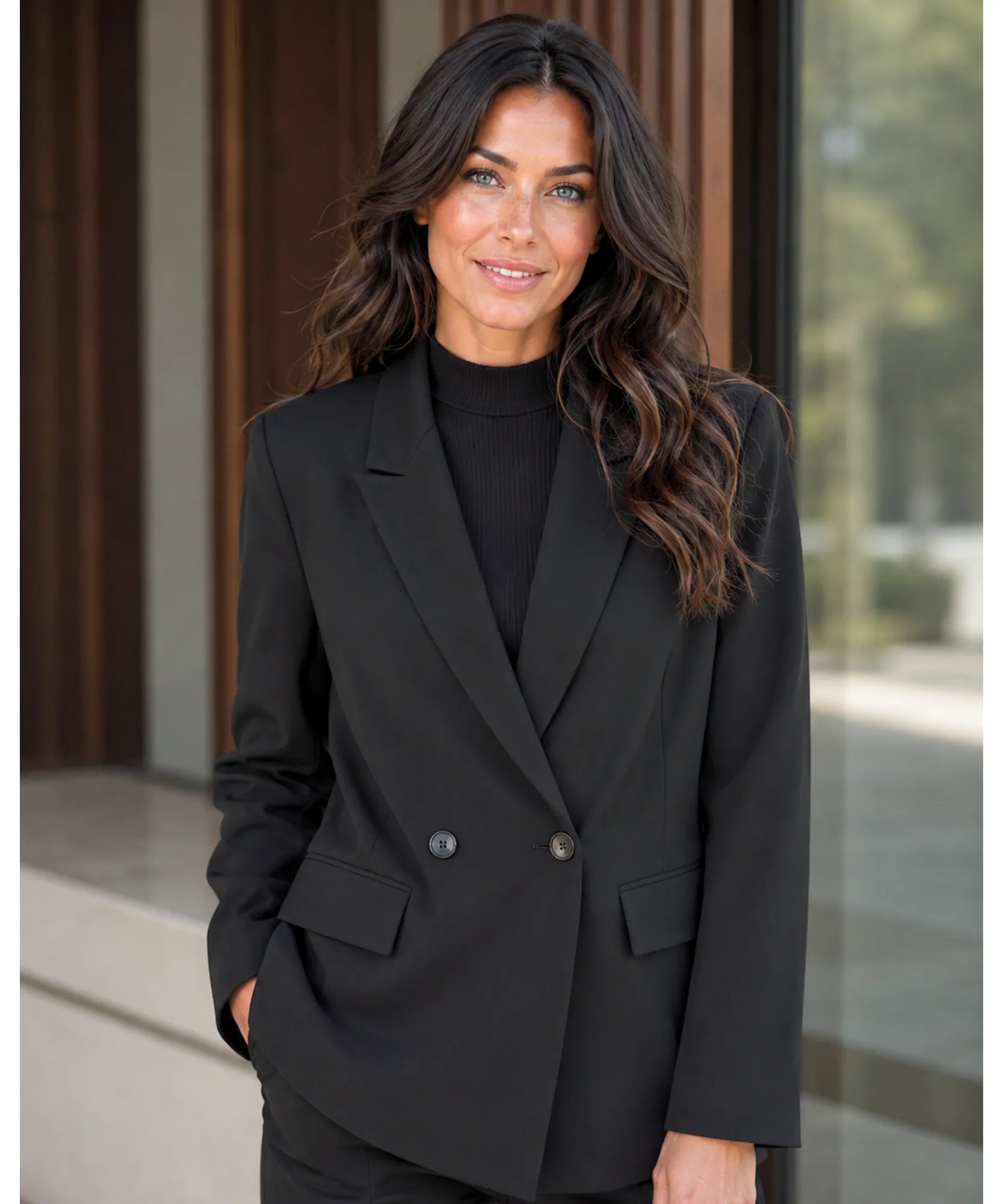 Blazer preto transpassado com blusa de gola alta