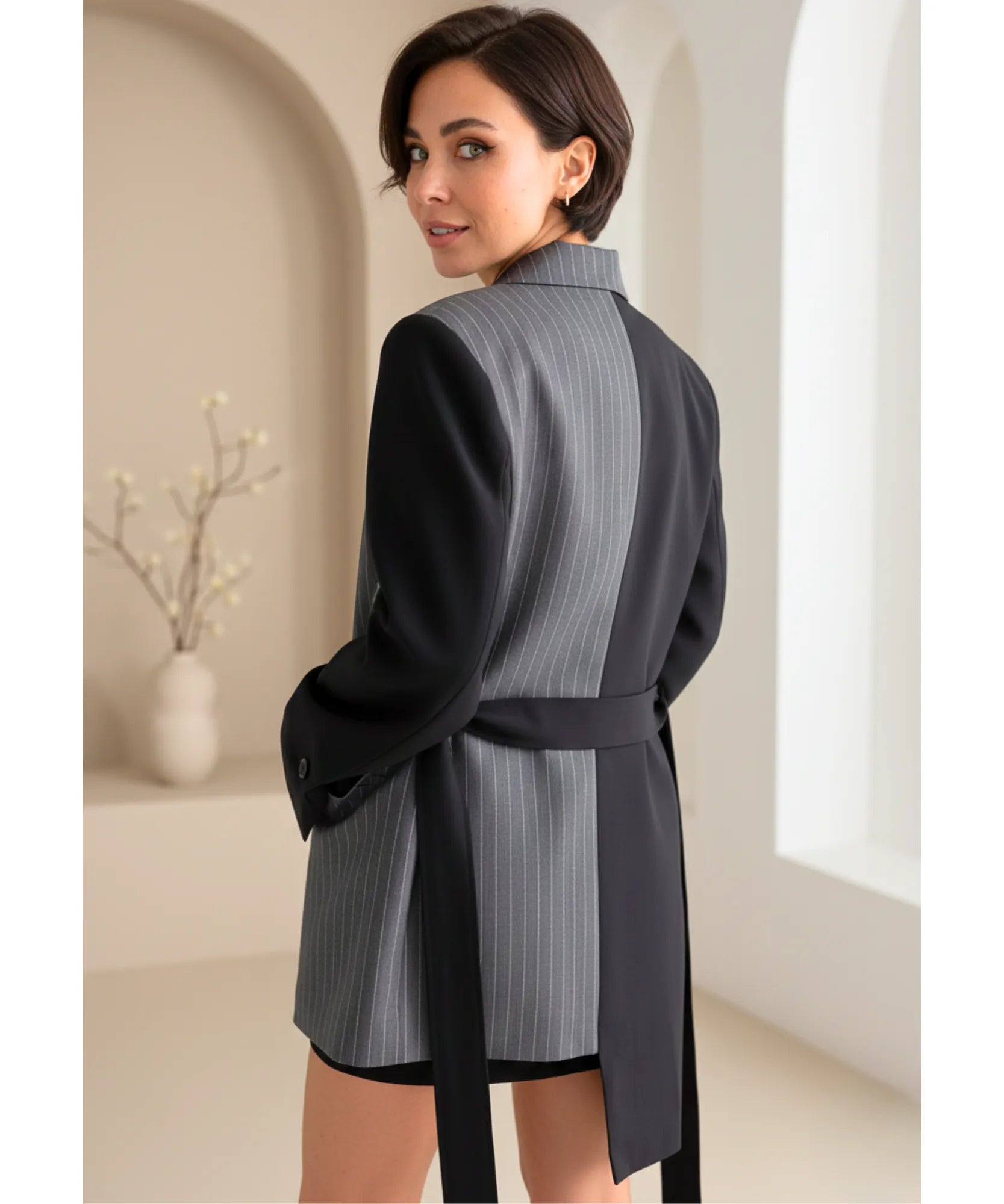 Comprar blazer feminino alfaiataria risca de giz oversized com cinto transpassado modelagem moderna em promoção ZARA

