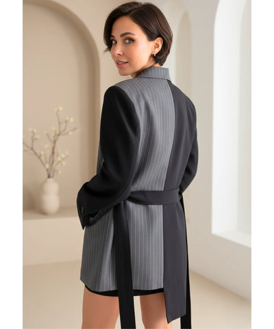 Comprar blazer feminino alfaiataria risca de giz oversized com cinto transpassado modelagem moderna em promoção ZARA

