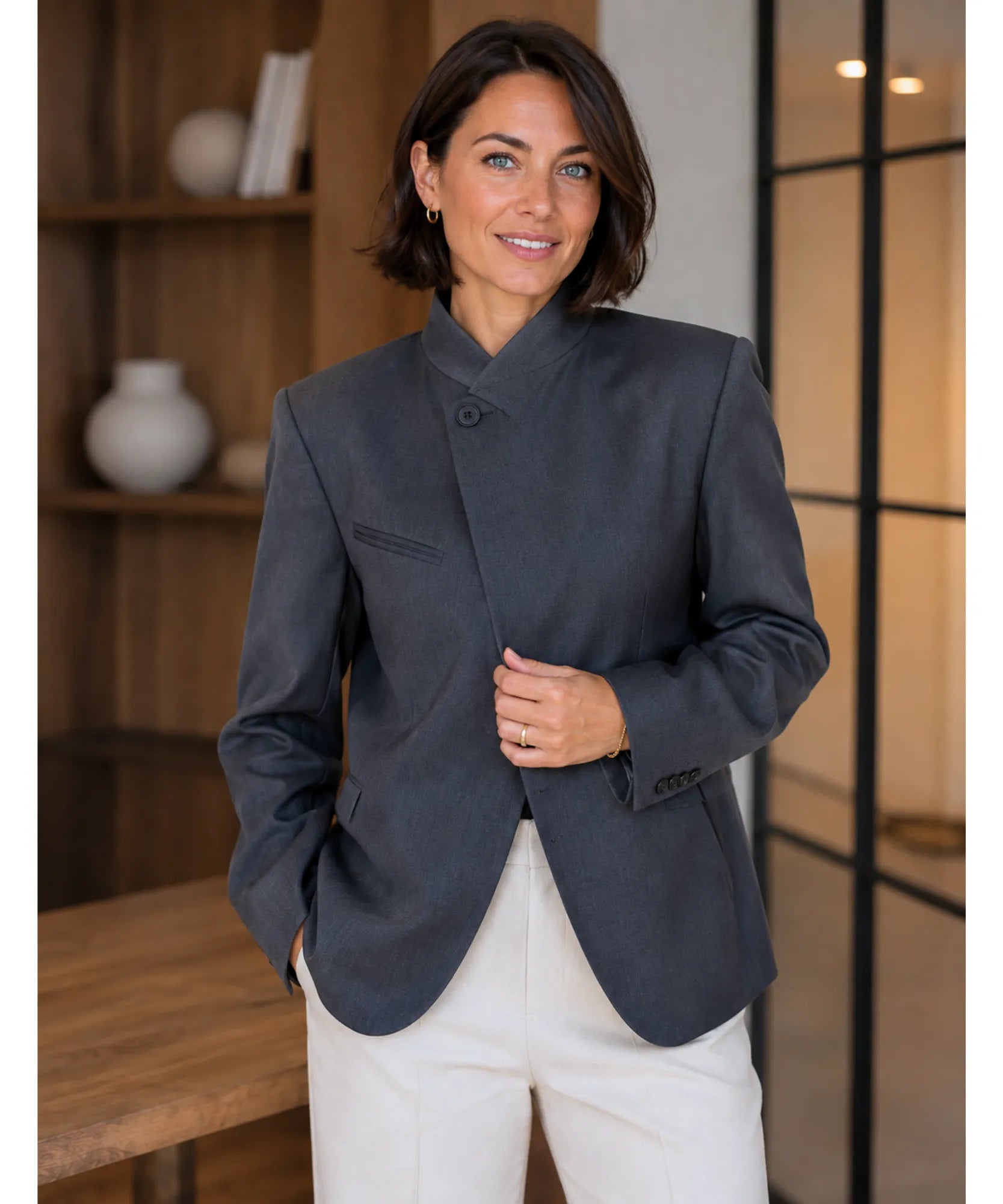 Blazer feminino cinza de gola alta com fecho assimétrico visto de frente