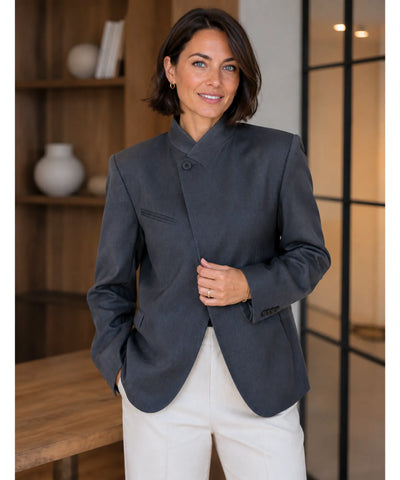 Blazer feminino cinza de gola alta com fecho assimétrico visto de frente