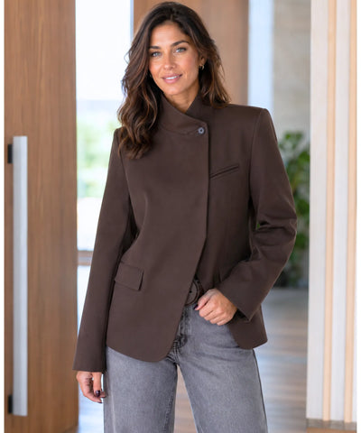 Blazer feminino marrom de gola alta com jeans cinza