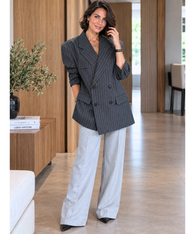 Blazer risca de giz feminino cinza oversized, vista de frente de corpo inteiro