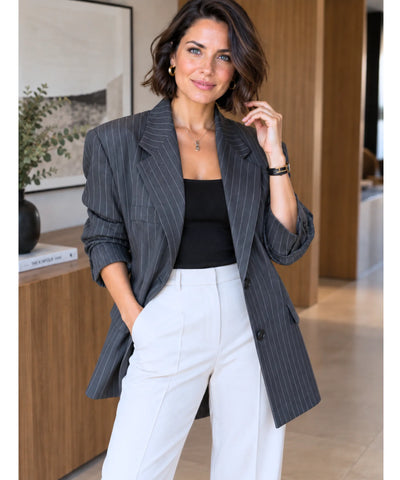Look com blazer risca de giz feminino cinza e calça branca de alfaiataria