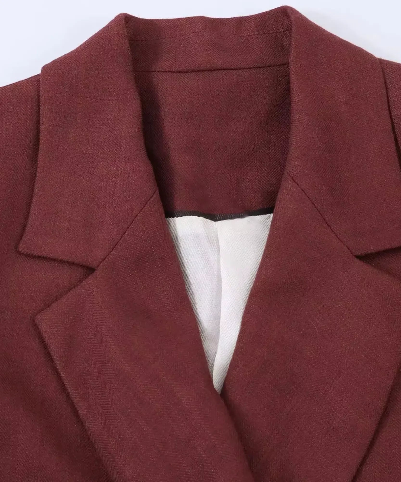 Detalhe da lapela do blazer transpassado feminino marrom