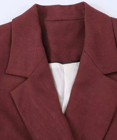 Detalhe da lapela do blazer transpassado feminino marrom