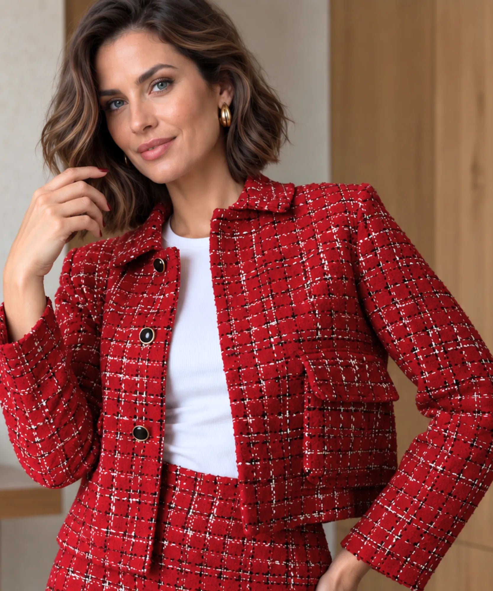 Blazer cropped de tweed xadrez vermelho com gola camiseira e botoes pretos com aro dourado