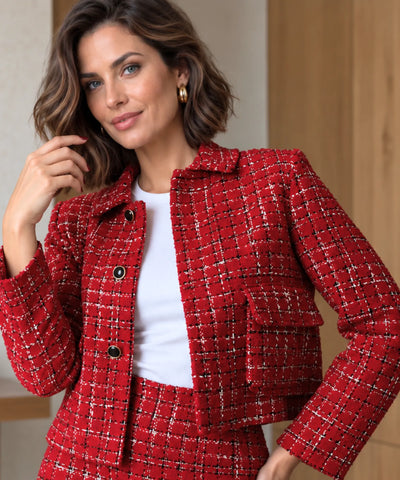 Blazer cropped de tweed xadrez vermelho com gola camiseira e botoes pretos com aro dourado