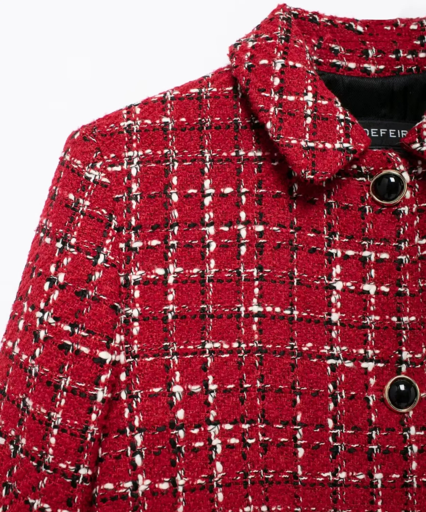 Detalhe da gola camiseira e do forro interno preto do blazer de tweed xadrez vermelho