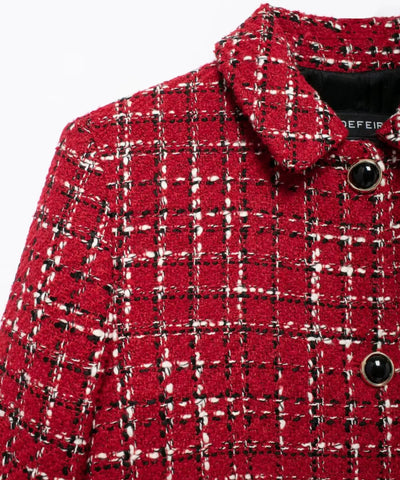 Detalhe da gola camiseira e do forro interno preto do blazer de tweed xadrez vermelho