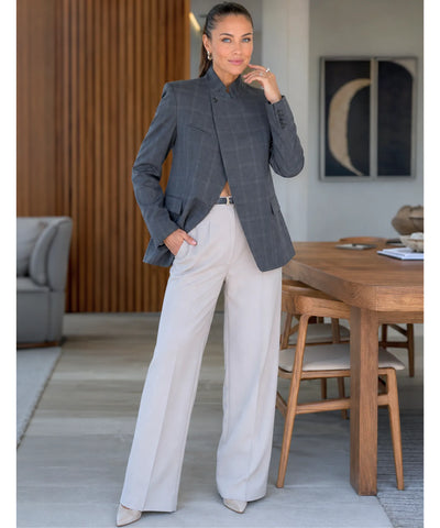 Blazer xadrez cinza em look de corpo inteiro com calça pantalona