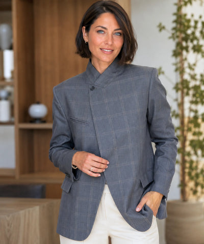 Blazer xadrez cinza com botão único e bolsos com lapela