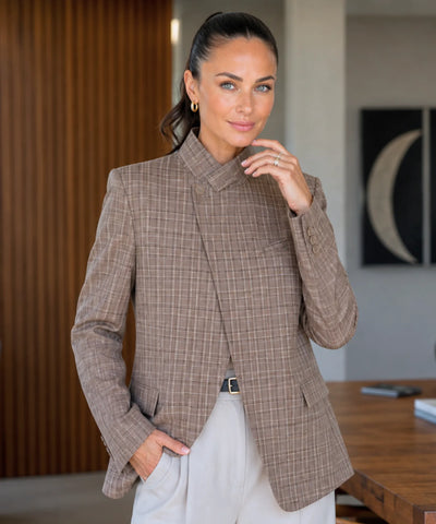 Blazer xadrez marrom com gola alta em look de trabalho