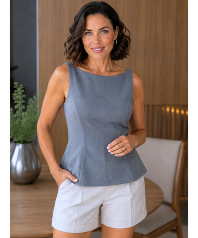 Blusa peplum cinza combinada com shorts de alfaiataria off white