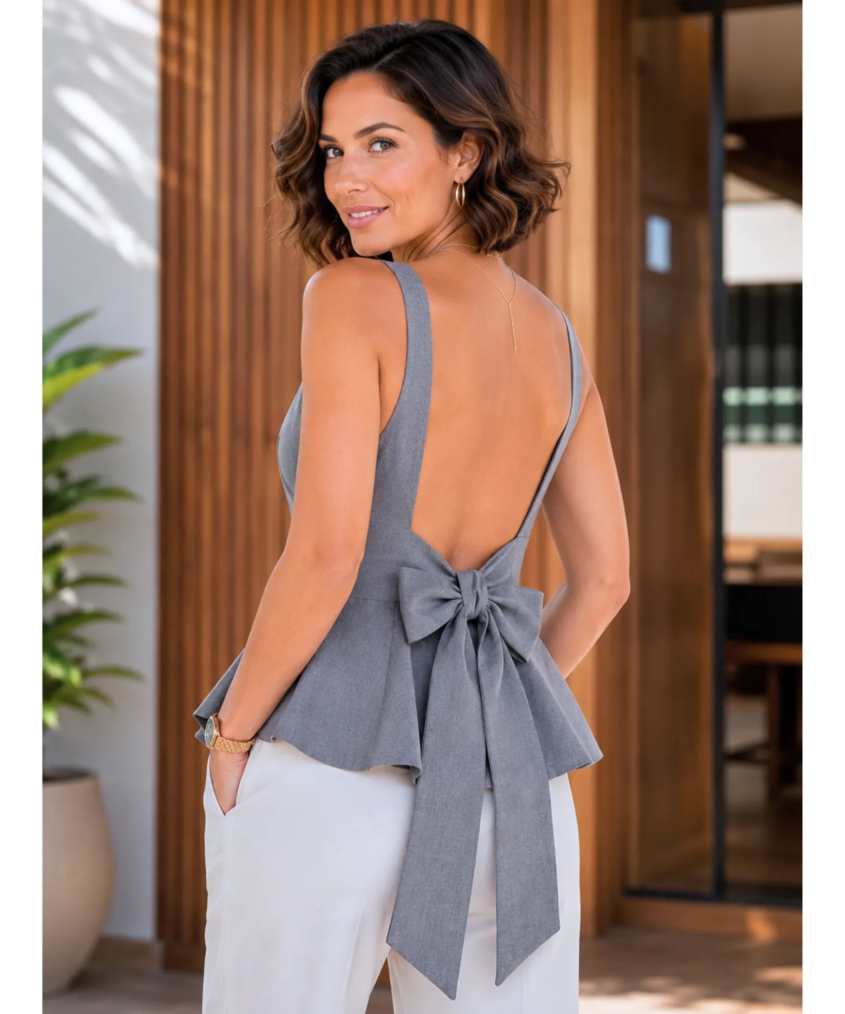 Blusa peplum cinza de costas nuas com laço largo amarrado