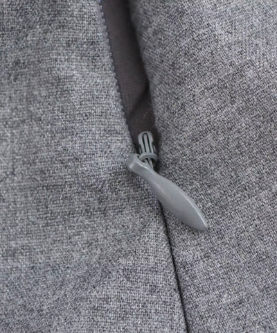 Detalhe do zíper invisível lateral da blusa peplum cinza