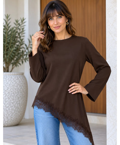 Blusa assimétrica com renda marrom vista de frente