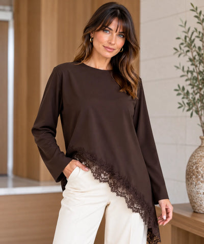 Blusa assimétrica marrom com renda na barra e calça branca