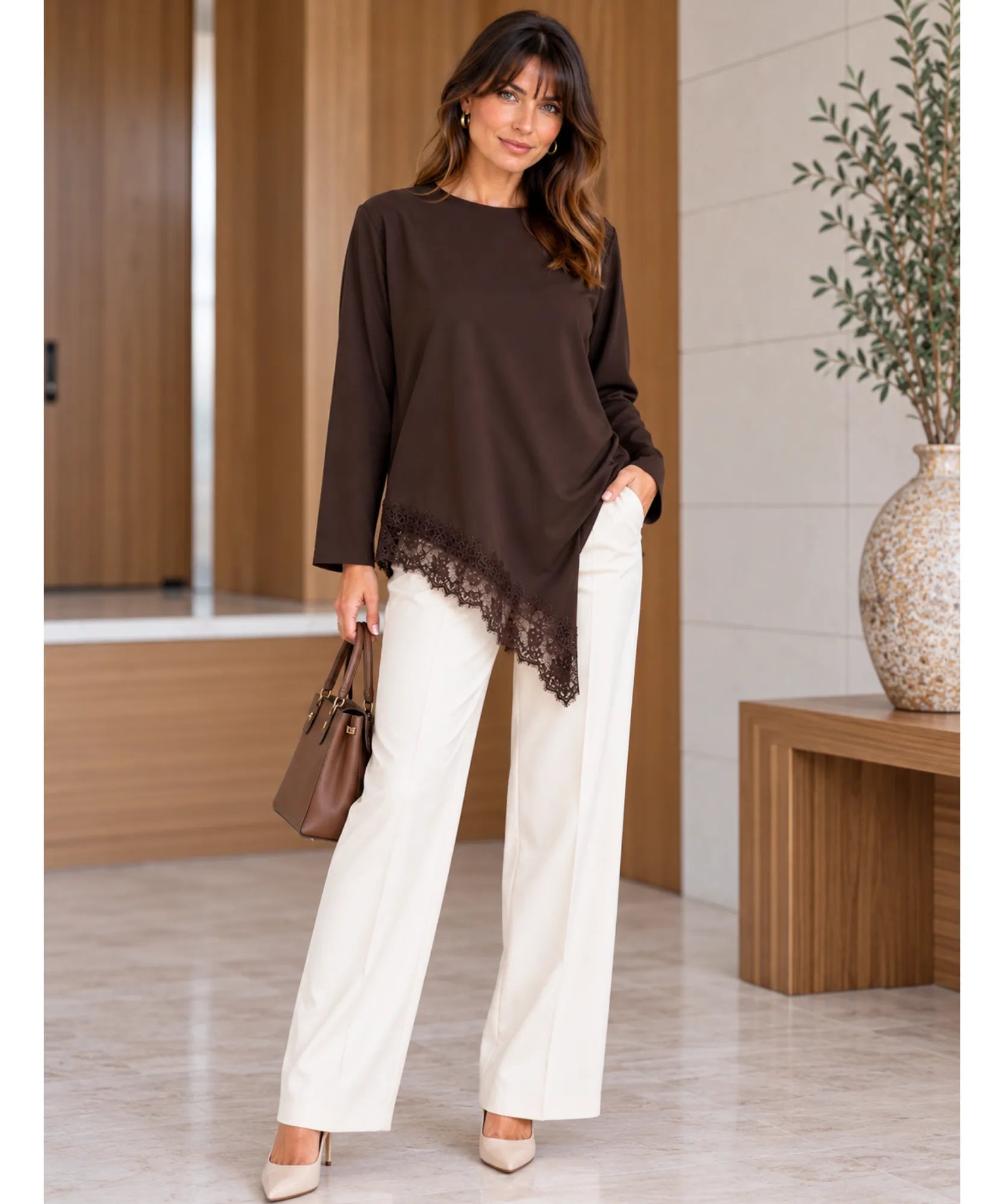 Blusa assimétrica com renda marrom look corpo inteiro com calça pantalona