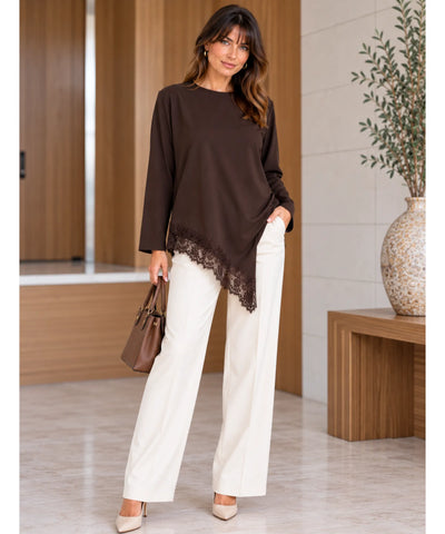 Blusa assimétrica com renda marrom look corpo inteiro com calça pantalona