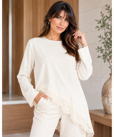 Blusa assimétrica off white com barra de renda e calça branca