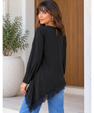 Blusa assimétrica com renda preta vista de costas