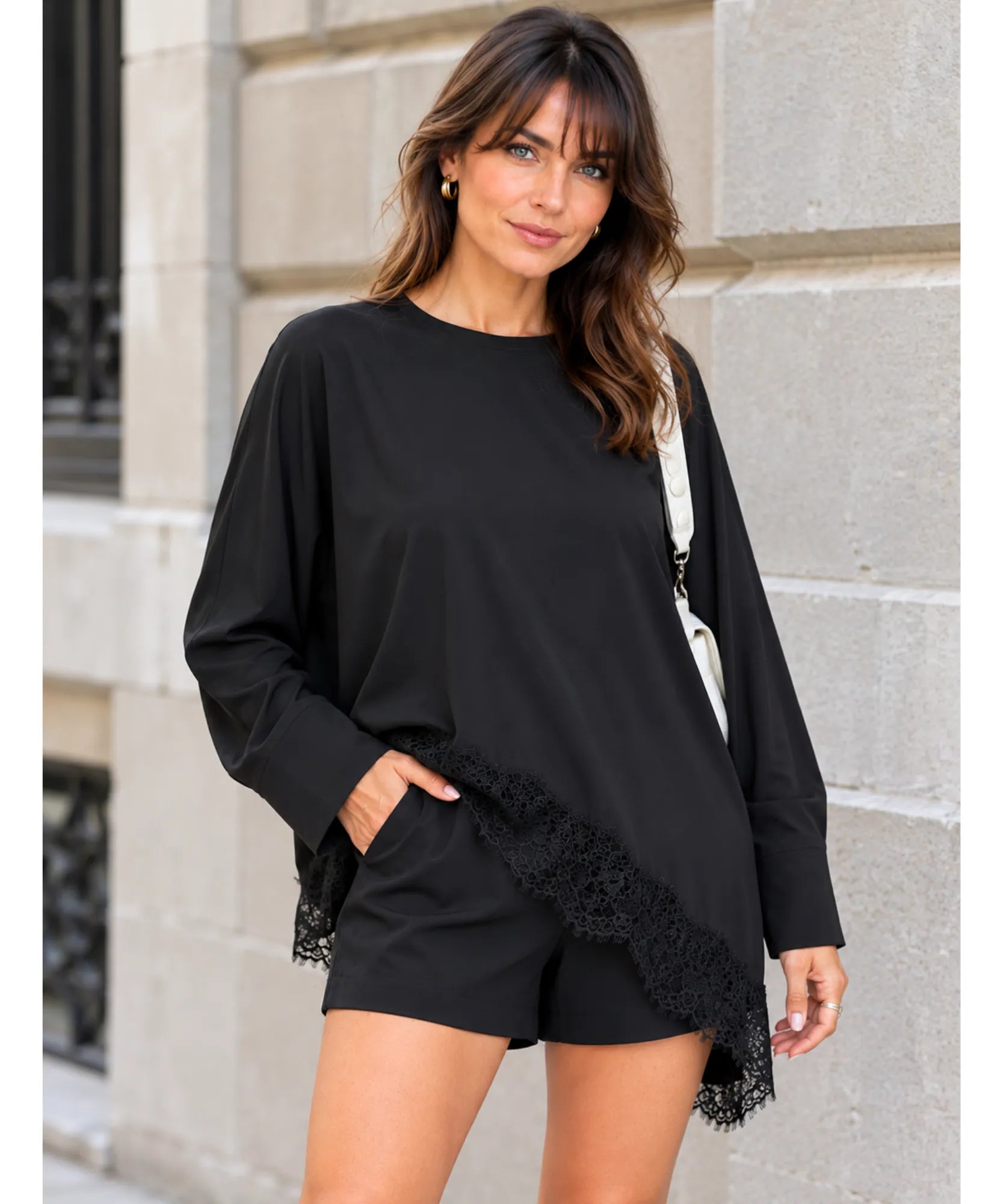 Comprar blusa assimétrica com renda preta look corpo inteiro em promoção Anellimn