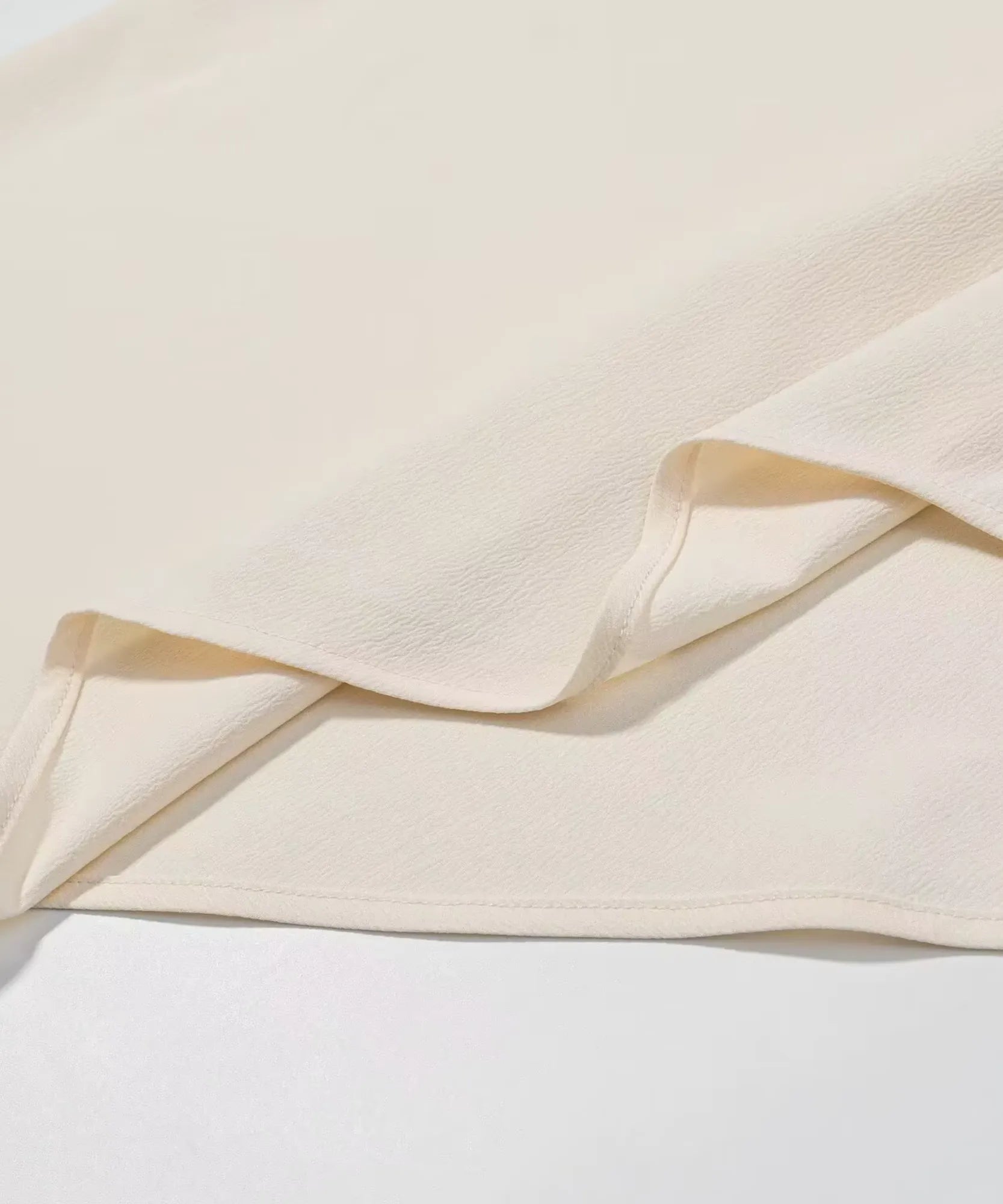 Comprar blusa assimétrica feminina acabamento em cetim off white em promoção Anellimn