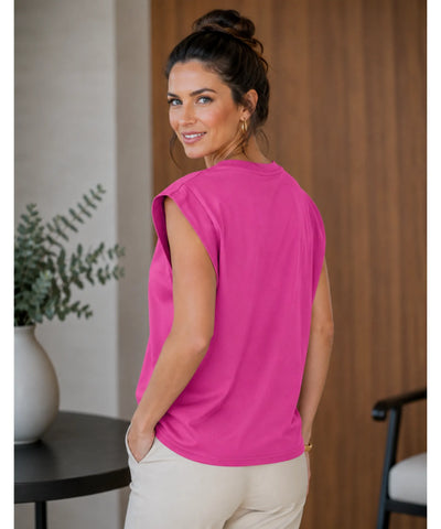 Blusa muscle tee rosa vista de costas, coque alto e brincos dourados