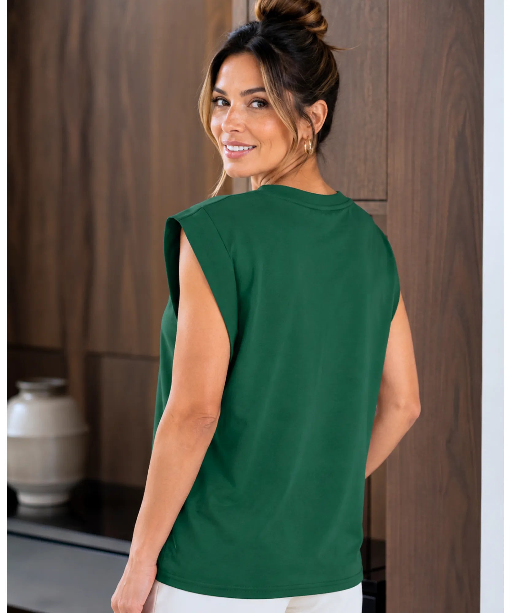 Blusa básica feminina muscle tee verde vista de costas, ombreira estruturada, algodão