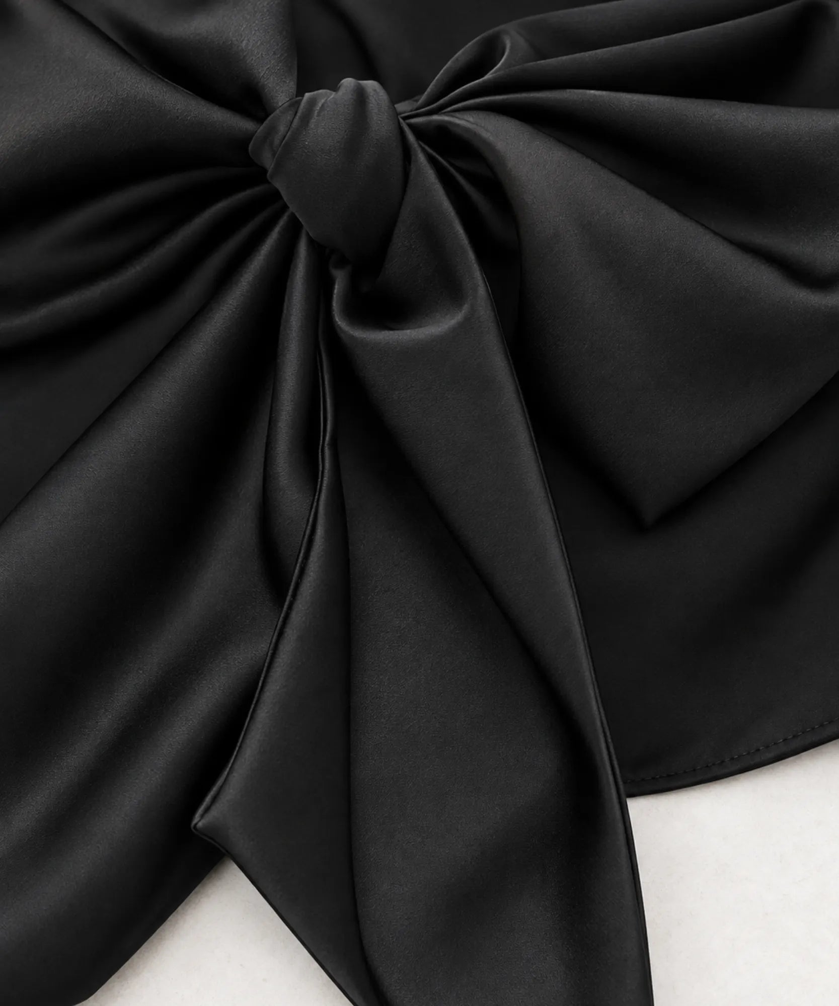 Comprar blusa costas abertas de cetim detalhe do laço preta em promoção Anellimn