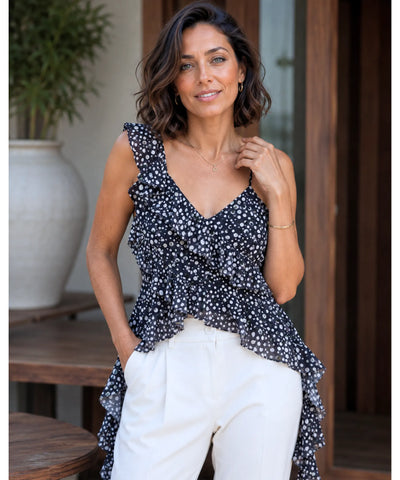 Blusa de alcinha preta com estampa floral branca
