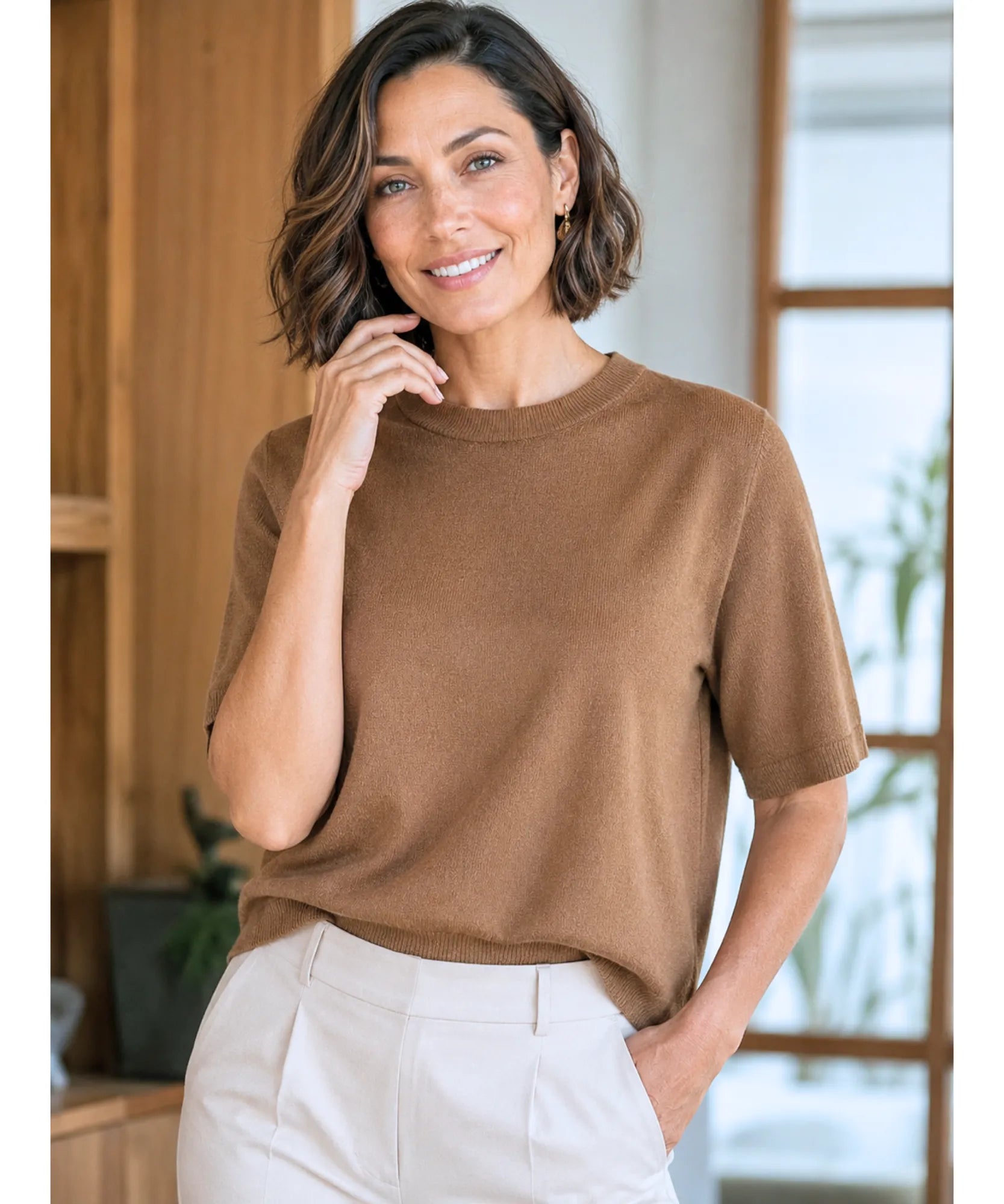Blusa de malha feminina caramelo combinada com calça bege