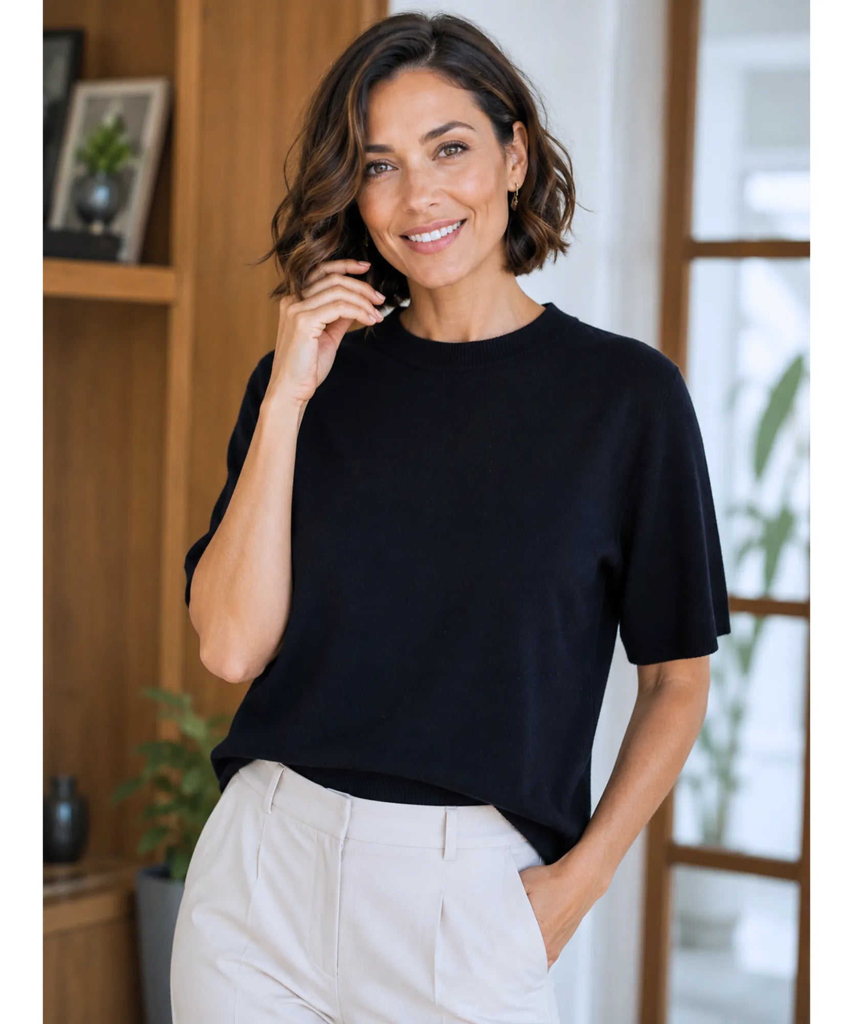 Blusa de malha feminina preta com calça de alfaiataria bege