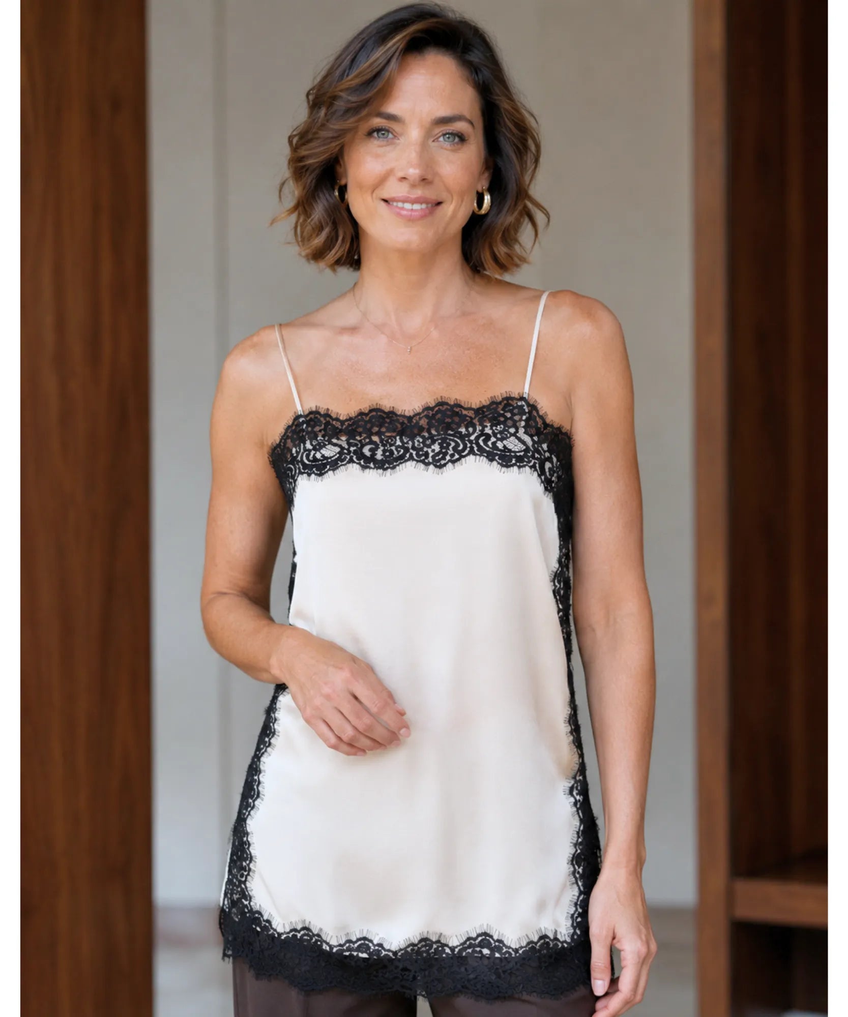 Comprar Blusa de Renda Cetim Alça Fina acabamento delicado barato em promoçao ANELLIMN