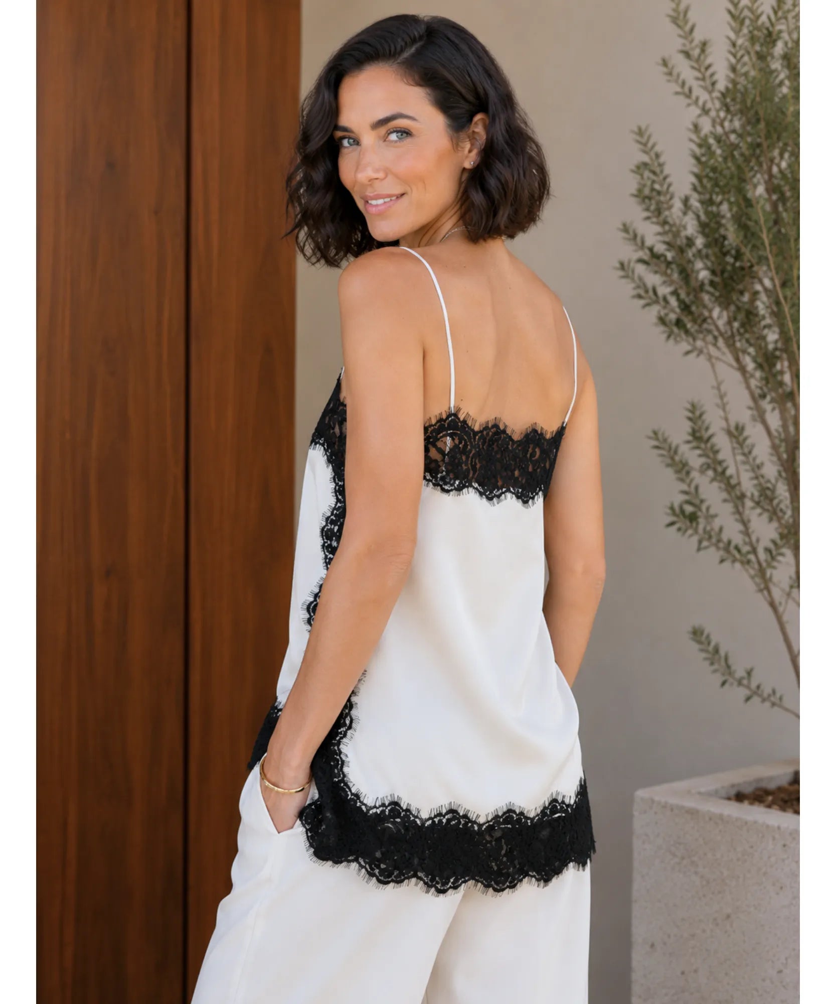 Comprar Blusa de Renda Cetim Alça Fina acabamento delicado barato em promoçao ANELLIMN
