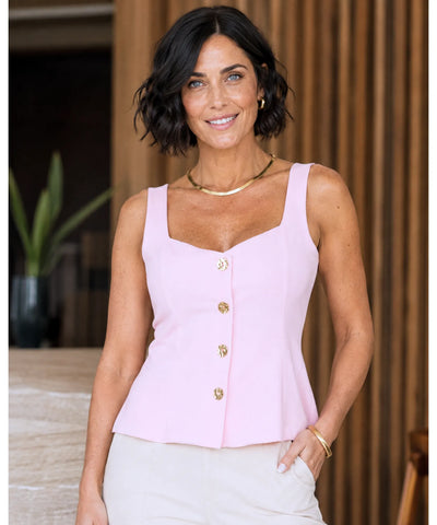 Blusa decote quadrado rosa combinada com calça de alfaiataria bege