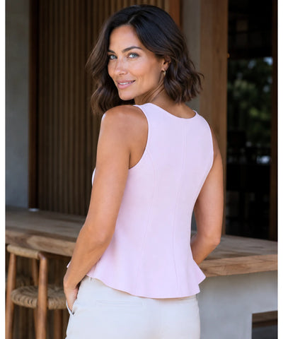 Blusa decote quadrado rosa vista de costas com recortes na cintura