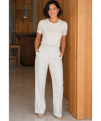 Look completo com blusa feminina básica bege e calça branca