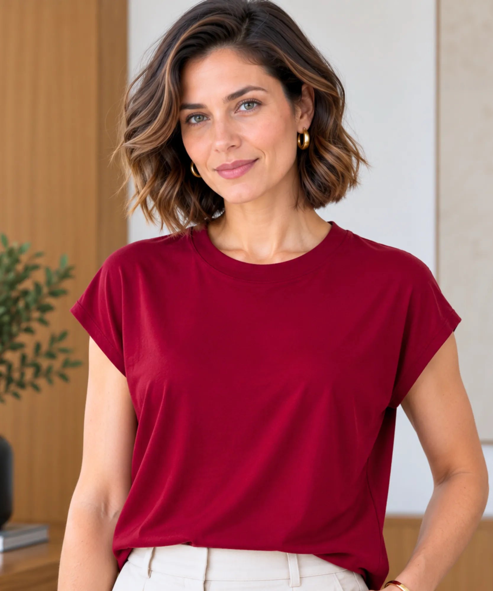 Blusa feminina básica bordô de manga curta em modal
