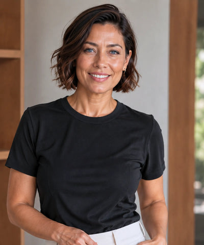 Modelo vestindo blusa feminina básica preta de manga curta