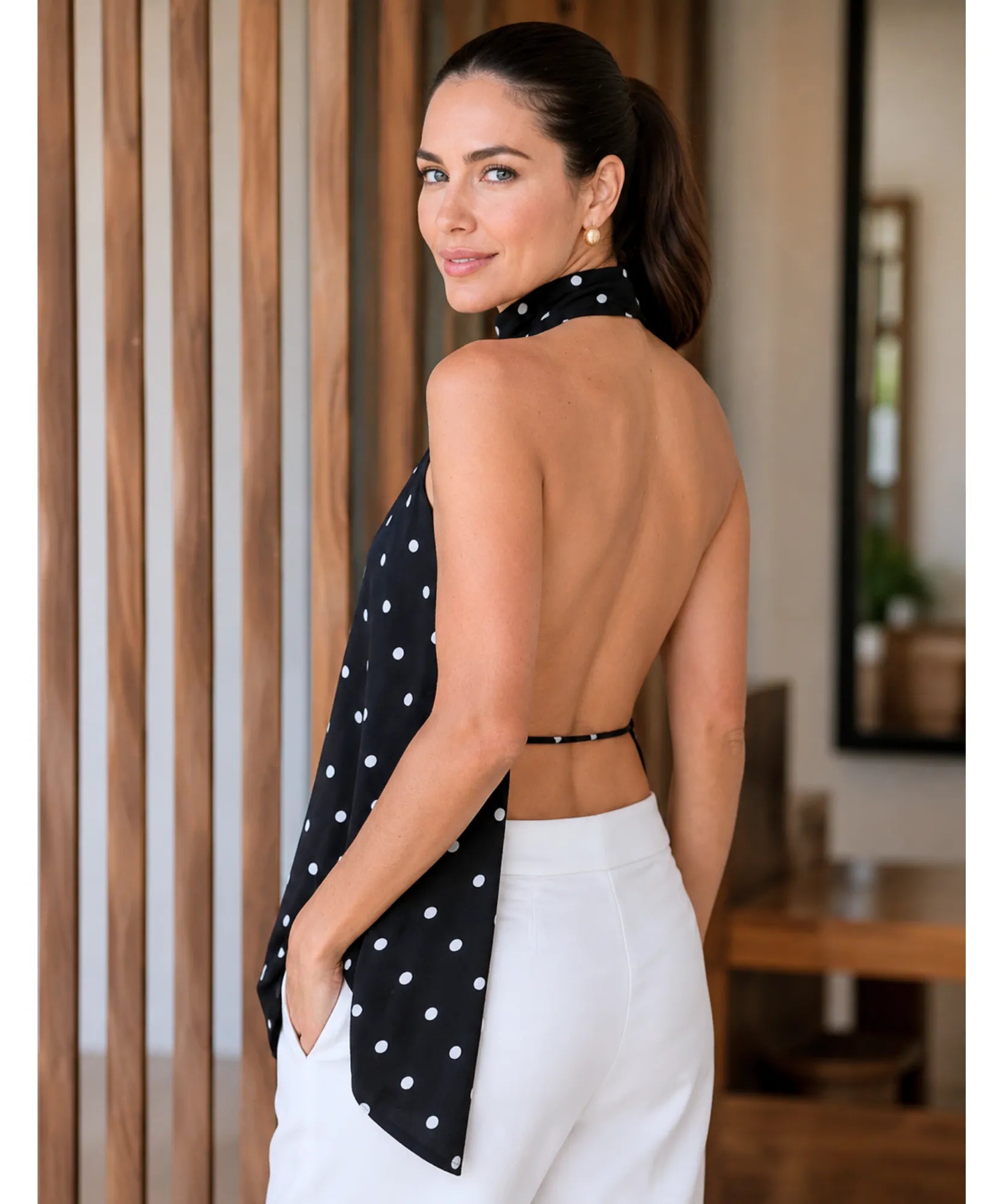 Blusa feminina preta poá frente única Nise - vista de costas