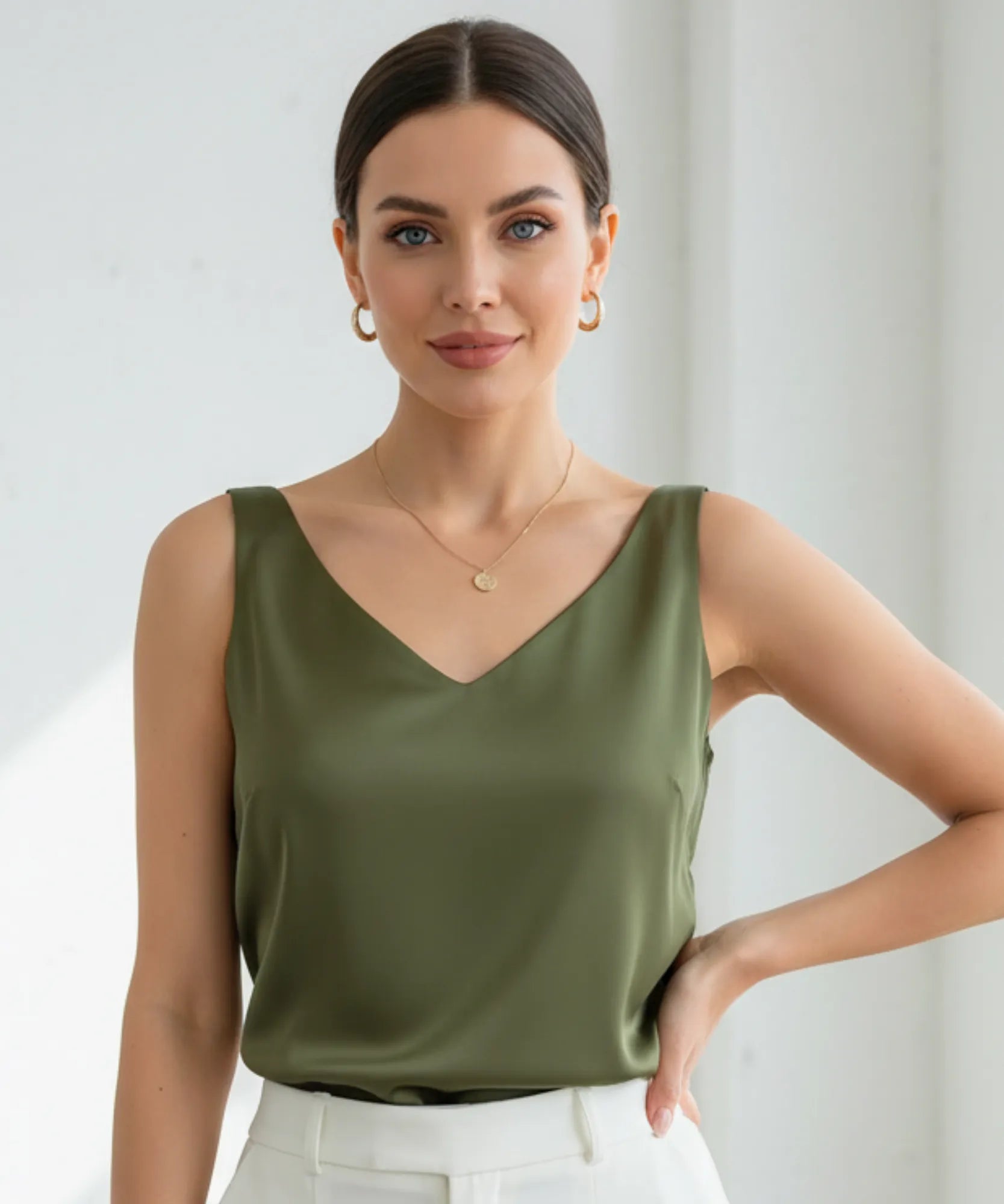 Comprar blusa feminina social de cetim verde com decote para looks sofisticados de trabalho ou eventos noturnos barato ZARA
