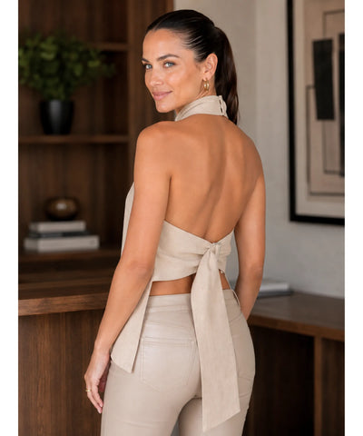 Blusa frente única feminina em linho bege vista de costas, detalhe da amarração