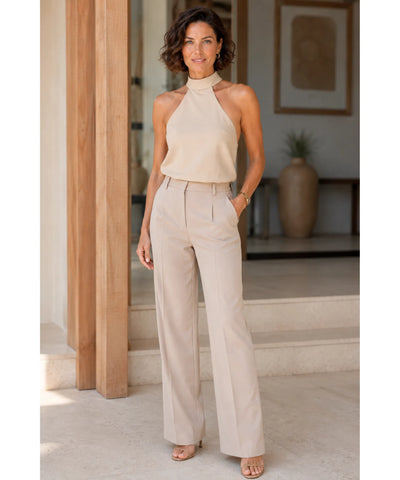 Modelo vestindo blusa frente única feminina em linho bege, look completo de corpo inteiro