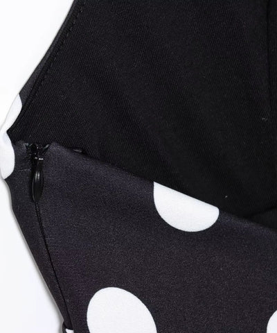 Detalhe do zíper lateral e da trama do tecido preto com bolinhas brancas da blusa frente única