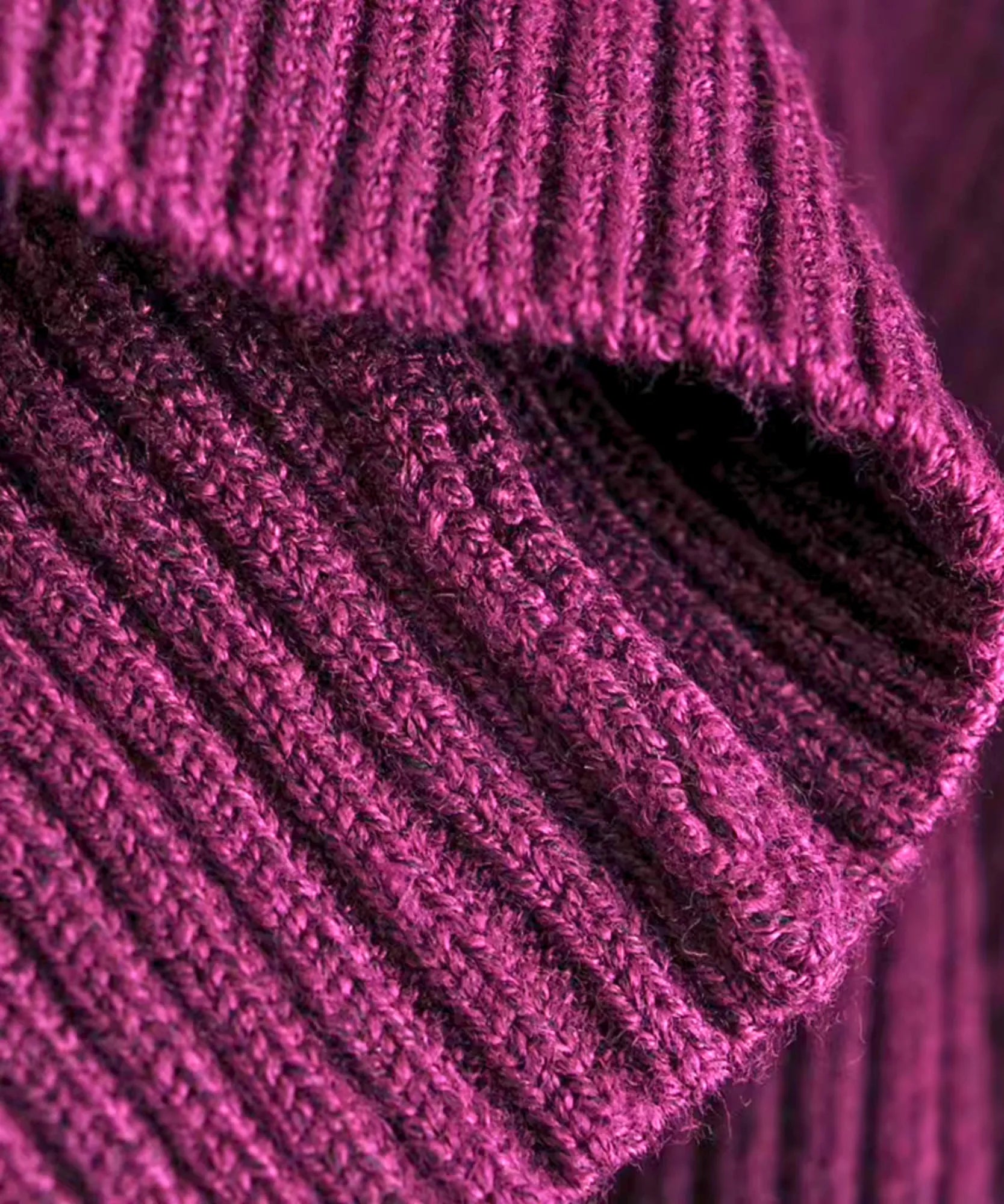 Macro do tecido de malha canelada da blusa gola alta sem manga roxa