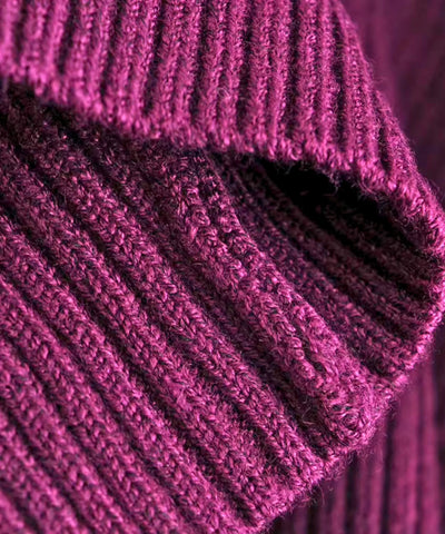 Macro do tecido de malha canelada da blusa gola alta sem manga roxa