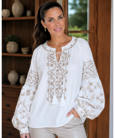 Blusa feminina manga bufante bordada damasco com bordado geometrico bege - Lice, modelo usando de frente